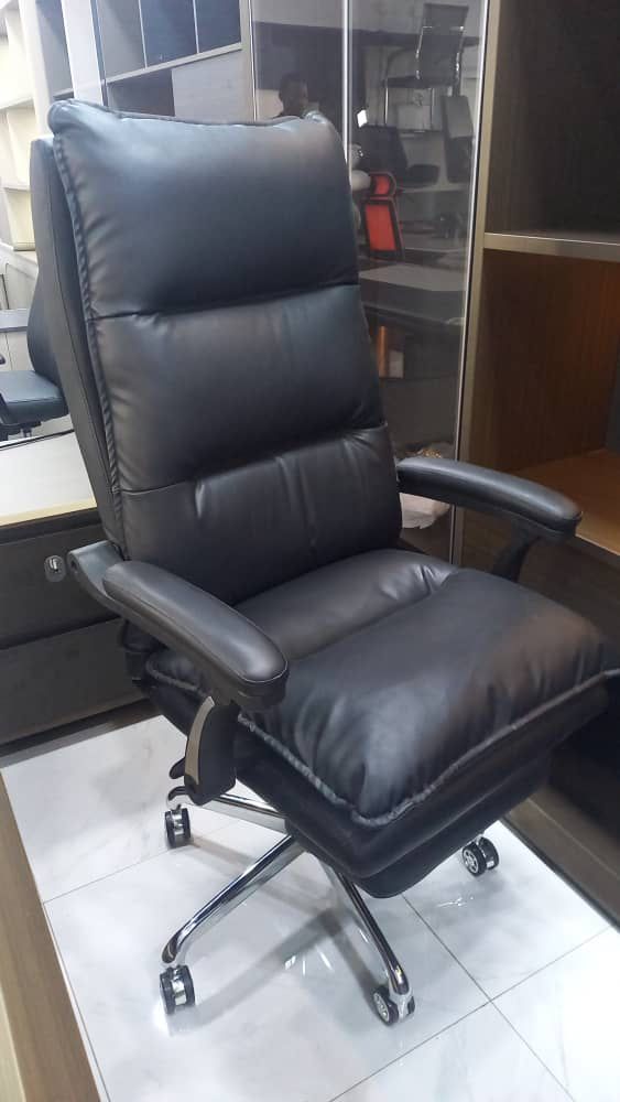 Eclectic Full back Executive Office Chair with Legrest