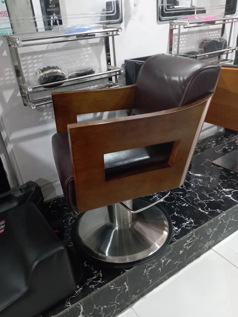 Brown Salon Barber Chair with Wooden Handle